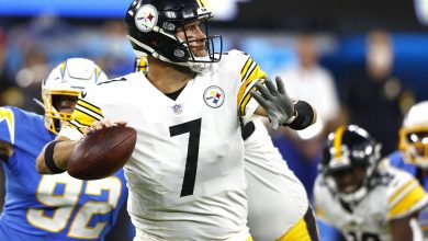 Roethlisberger looks to throw Pittsburgh Steelers v Los Angeles Chargers