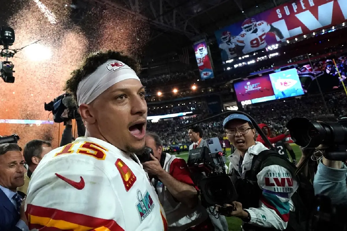 Week 14 NFL player props, best bets, picks, predictions: Patrick Mahomes  goes over 307.5 passing yards 